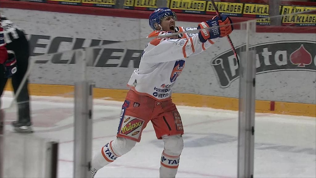 Veli-Matti Savinainen sivaltaa Tapparan 3-2-voittomaalin jatkoerässä