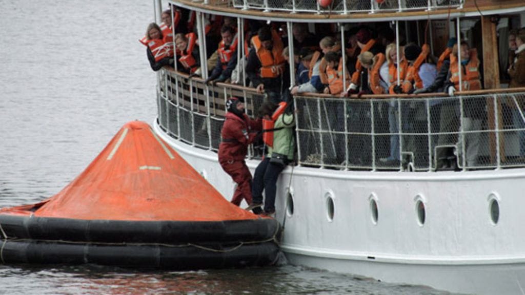 Vuonna 2005 järjestetyssä meripelastusharjoituksessa evakuoitiin matkustajia J.L. Runebergilta.