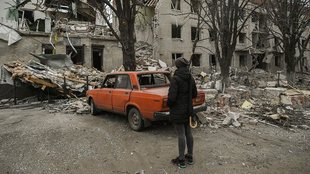 Tuhoutuneita rakennuksia sodan runtelemassa Ukrainassa maaliskuussa 2023