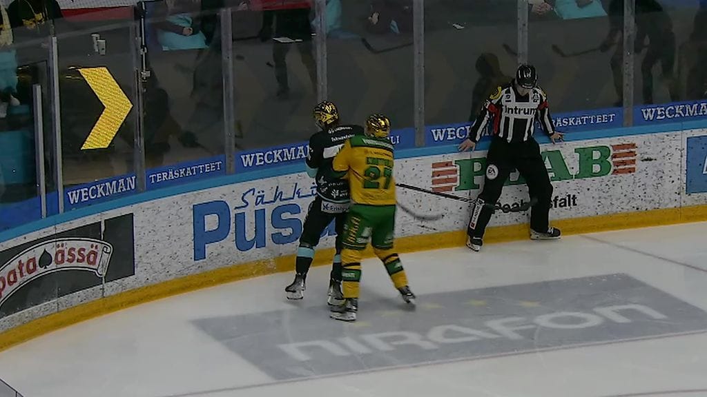 Petri Kontiola taklasi Lukas Jasekin laitaan – lahtelaisyleisö vaati ulosajoa