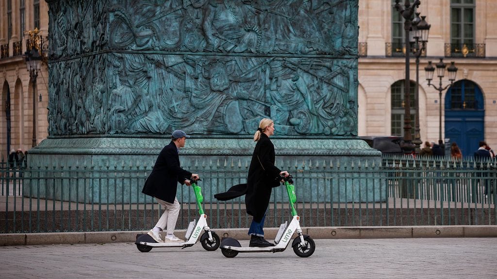 Sähköpotkulautailijoita Pariisissa huhtikuussa 2023.