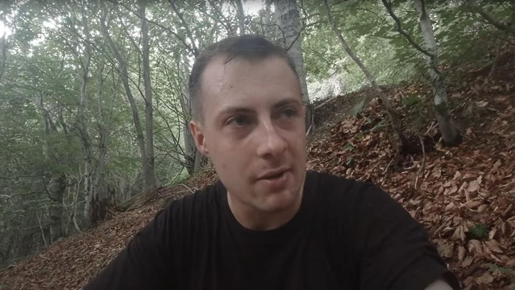 21-vuotias Miles Routledge kutsuu itseään "vaaraturistiksi". Kuva on kuvakaappaus Lord Miles -nimiseltä YouTube-kanavalta, jota Routledge ylläpitää.