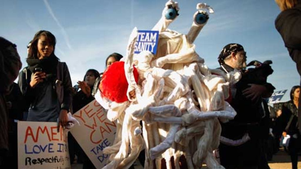 Amerikkalainen festivaalikävijä lentäväksi spagettihirviöksi pukeutuneena.