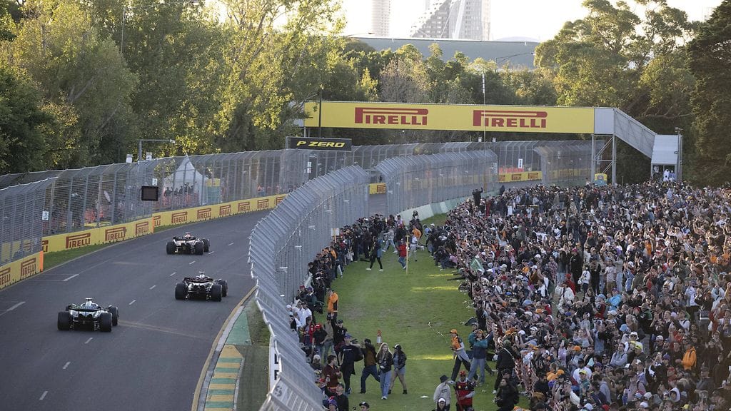 Faneja nähtiin myös radan puolella F1-sarjan Australian GP:ssä.