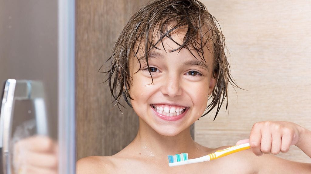 pestä hampaita suihkussa, lapsi pesee hampaita