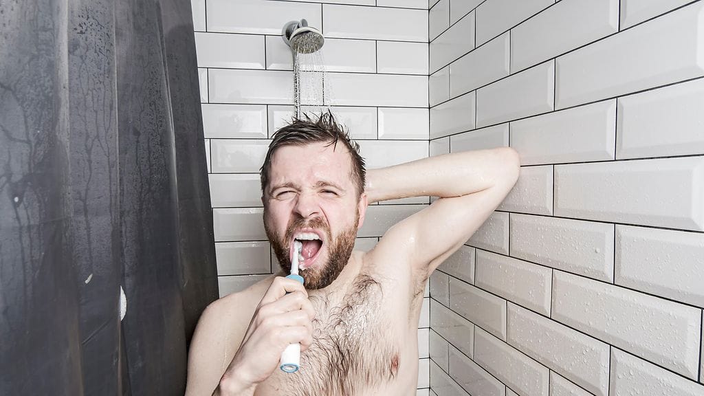 pestä hampaita suihkussa