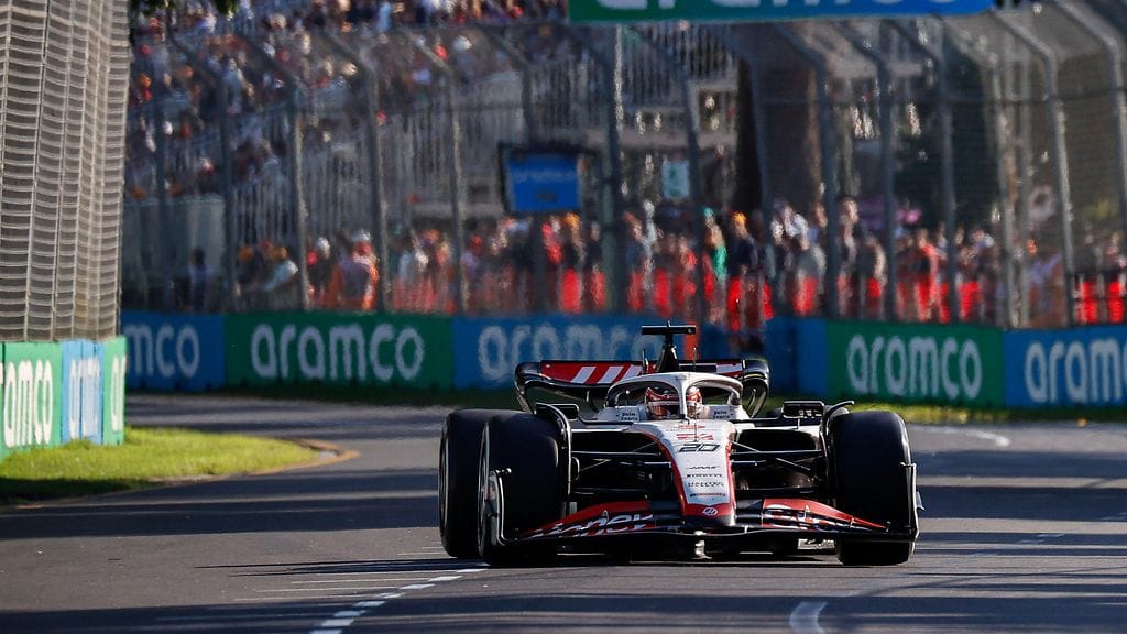 Magnussenin autosta irtosi romua.