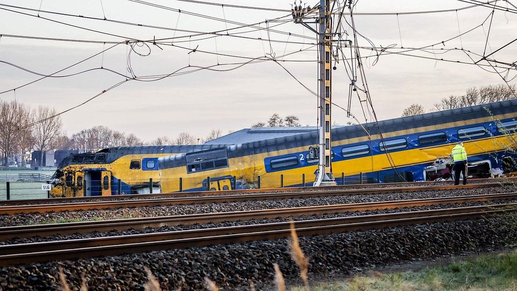 Matkustajajuna suistui kiskoilta Voorschotenin kylän lähellä Haagin ja Amsterdamin välisellä rataosuudella.