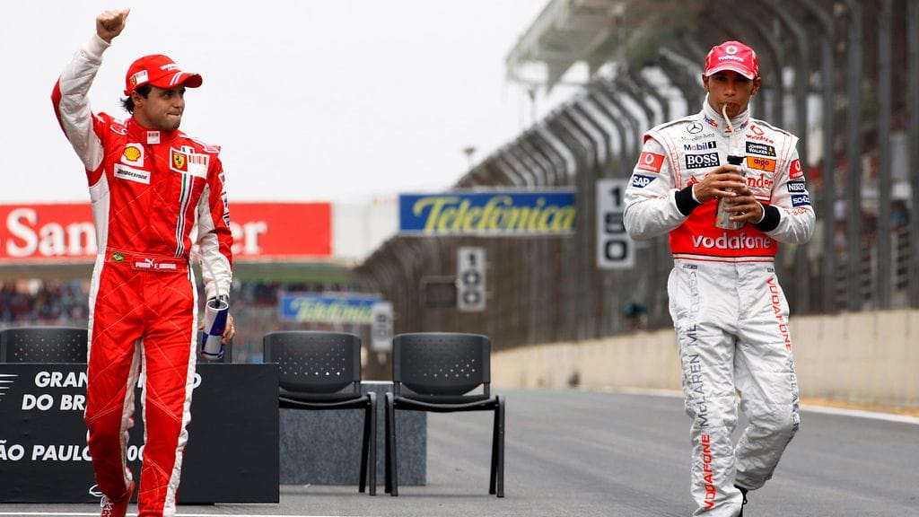Felipe Massa (vas.) hävisi kauden 2008 F1-mestaruuden kitkerällä tavalla Lewis Hamiltonille.