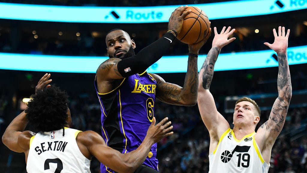 Los Angeles Lakersin supertähti LeBron James pahanteossa Utah Jazzia vastaan.