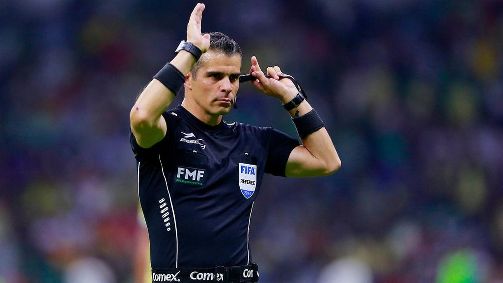 Rrotuomari Fernando Hernandez joutuu tempustaan pitkälle huilille.