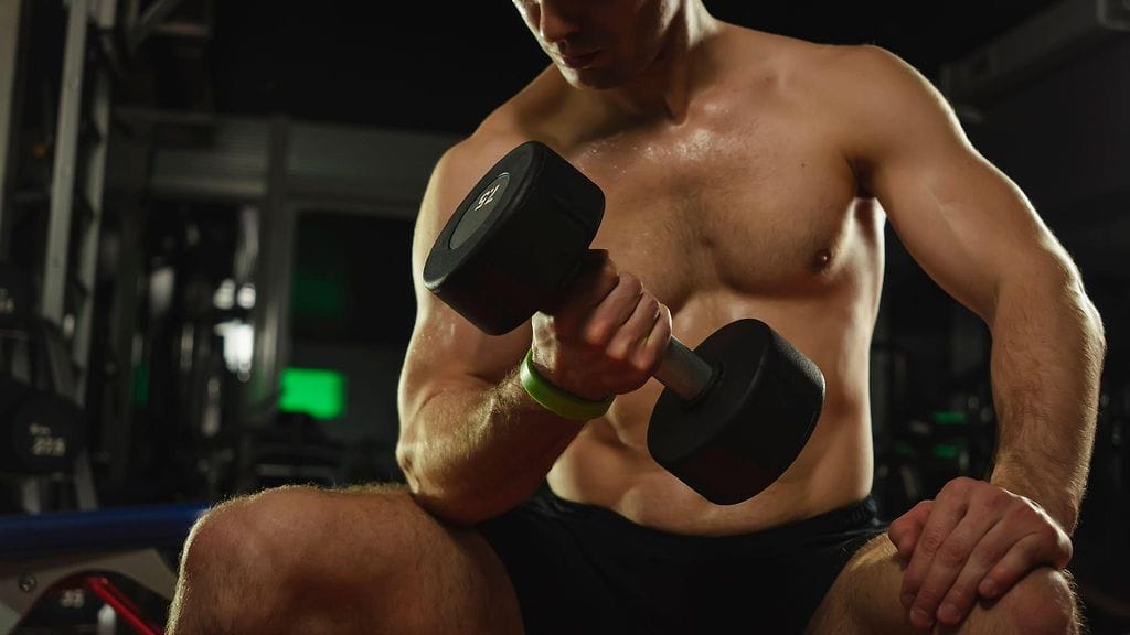 Kokenut personal trainer antoi täsmävinkkejä salitreenaajalle. Kuvituskuva.