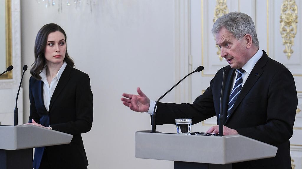 Pääministeri Sanna Marinin (sd.) esikunta pyrki vahvistamaan pääministerin asemaa ulkopolitiikan johtajana, uutuuskirjassa kerrotaan.