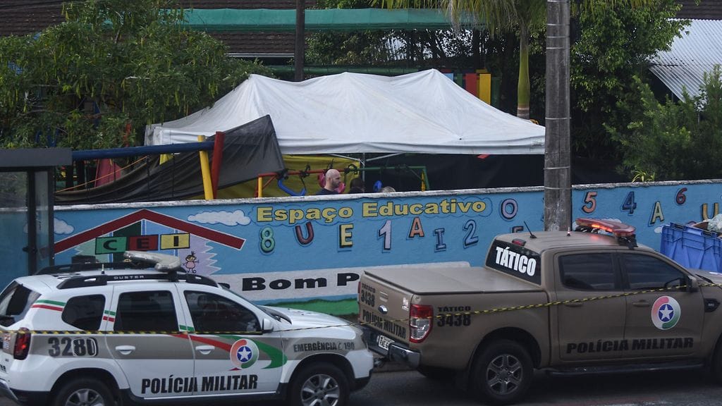 Neljä 5-7-vuotiasta lasta menehtyi ja neljä loukkaantui väkivaltaisessa iskussa esikoulussa Blumenaun kaupungissa Etelä-Brasiliassa. Kuva: EPA