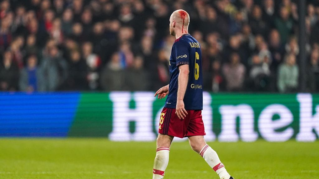 Davy Klaassen joutui jättämään verisenä kentän Ajaxin ja Feyenoordin välisessä ottelussa.