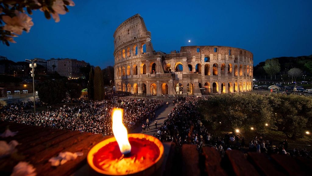 Paavi Franciscus Via Crucis -soihtukulkueessa antiikin Colosseumilla pitkäperjantain viime vuonna.