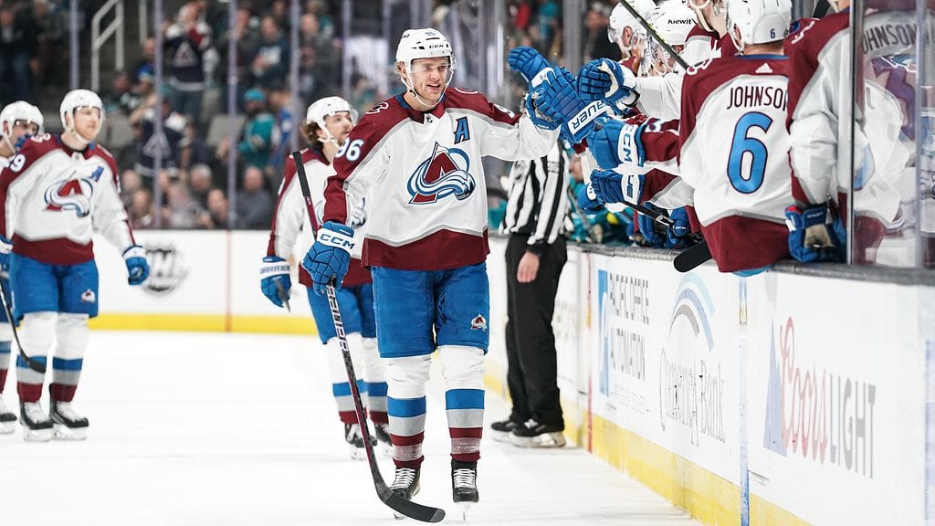 Mikko Rantanen juhli merkkipaalua joukkueensa kanssa.