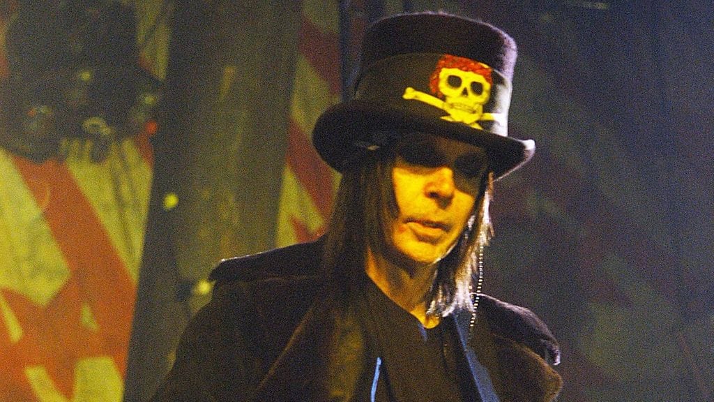 Mötley Crüen kitaristi nosti kanteen yhtyettään vastaan.