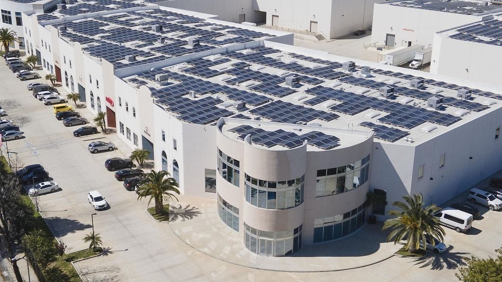 Entiset työntekijät kertovat, että Westin Donda Academy -yksityiskoulussa ulko-ovet ovet ovat lukittu ulkoapäin, eikä oppilaita päästetä ulkoilemaan kesken koulupäivien.