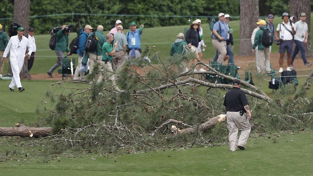 Puut olivat kaatua katsojien päälle golfin arvostetussa Masters-turnauksessa.