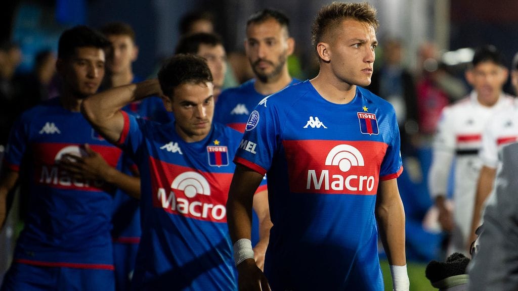 Tigren pelaajia astelemassa otteluun Sao Pauloa vastaan. Etualalla Mateo Retegui.