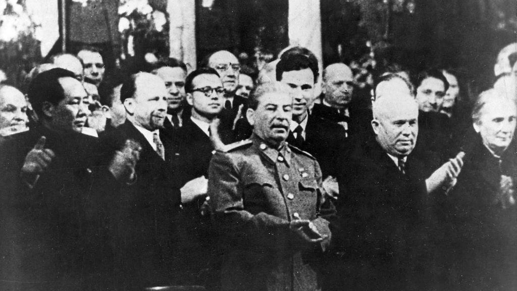 Mustavalkokuva Stalinin syntymäpäivien muistamisesta. Kuvassa Vasemmalta oikealle: Mao Zedong, Walter Ulbricht, Josif Stalin ja Nikita Hruštšov.