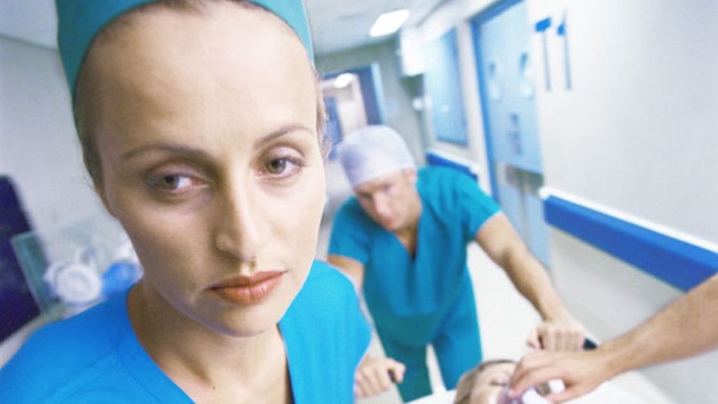 Hoitajia ärsyttää, kun potilaat hakeutuvat tahallaan hankaluuksiin. Kuvituskuva. Kuavn henkilöt eivät liity juttuun.