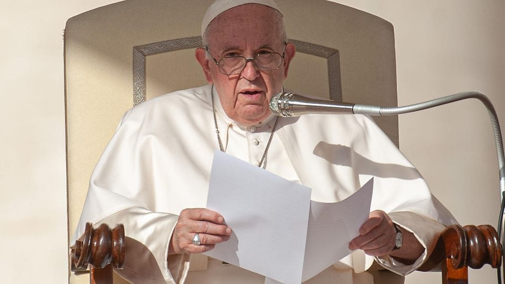 Paavin puheessa otetaan usein kantaa ajankohtaisiin, globaaleihin kysymyksiin.