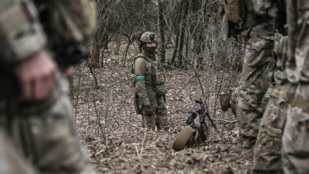 Ukrainalaissotilaita Itä-Ukrainan Donetskin alueen Bahmutin kaupungin liepeillä maaliskuun puolivälissä.