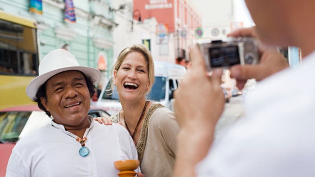 Aina paikalliset eivät poseeraa iloisina turistien valokuvissa. Kuvituskuva.