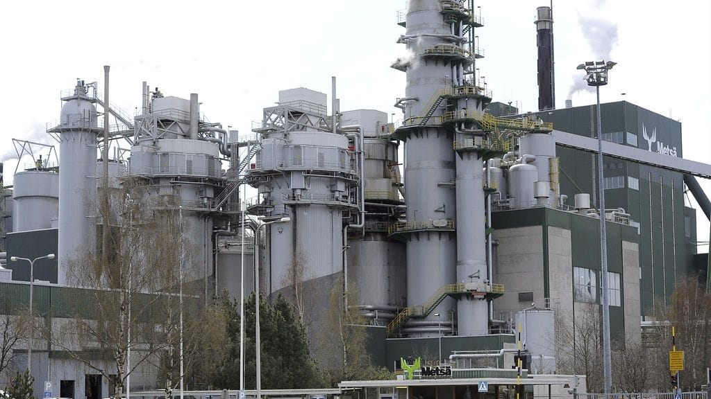 Puhdistustyöt jatkuvat Metsä Fibren tehtaan ja Kuhnamonjärven alueella Äänekoskella.