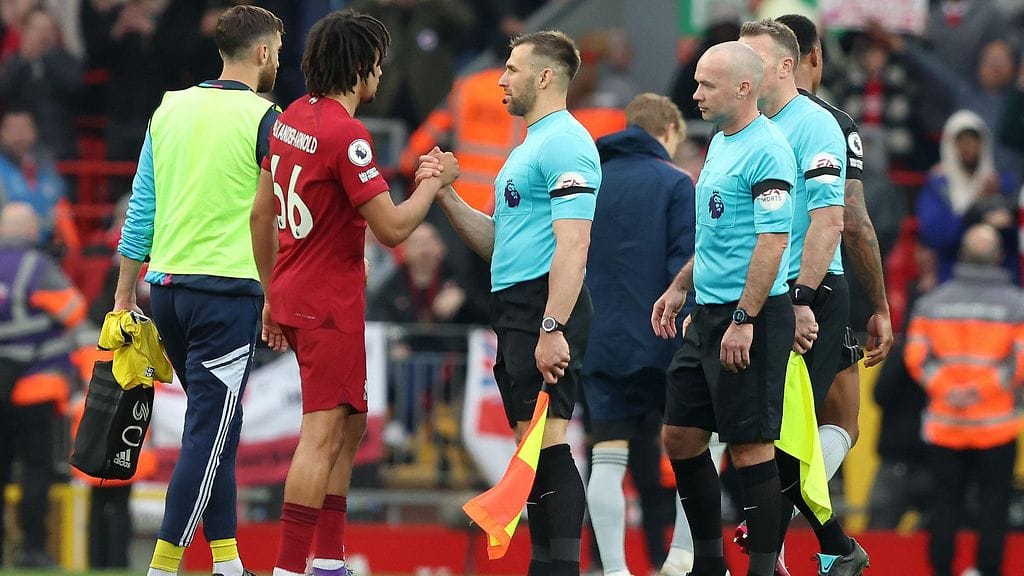 Constantine Hatzidakis kättelee Liverpoolin Trent Alexander-Arnoldia.