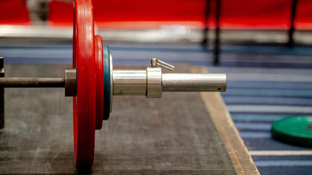 12-vuotias brasilialaispoika nostaa kovia rautoja. Kuvituskuva.