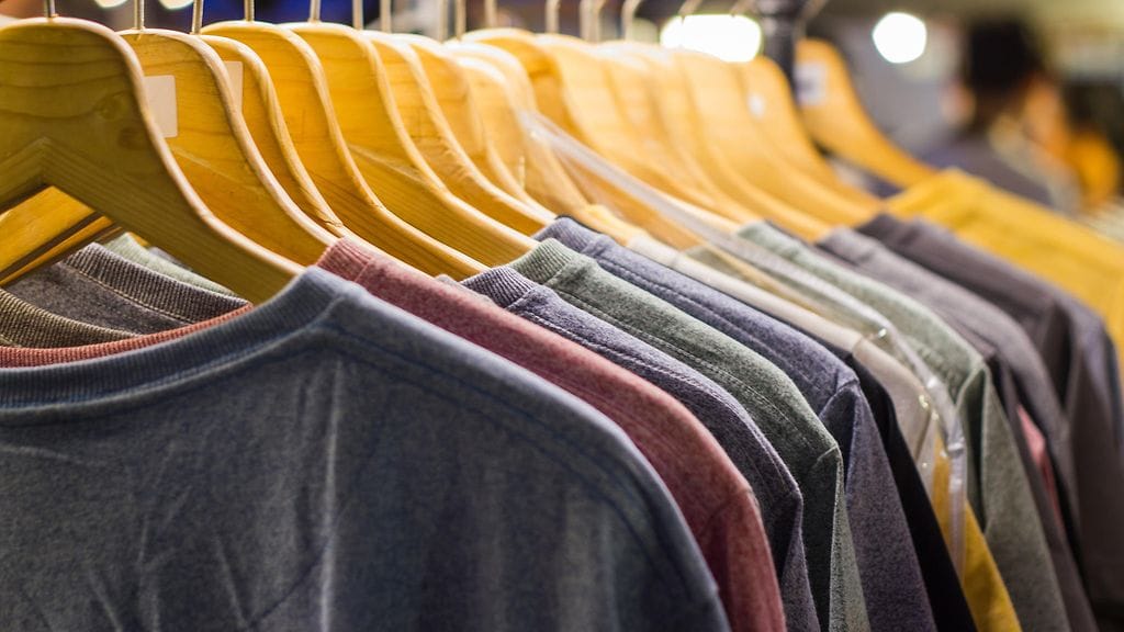 Walmart veti t-paidan myynnistä etumuksen tekstin vuoksi. Kuvituskuva.