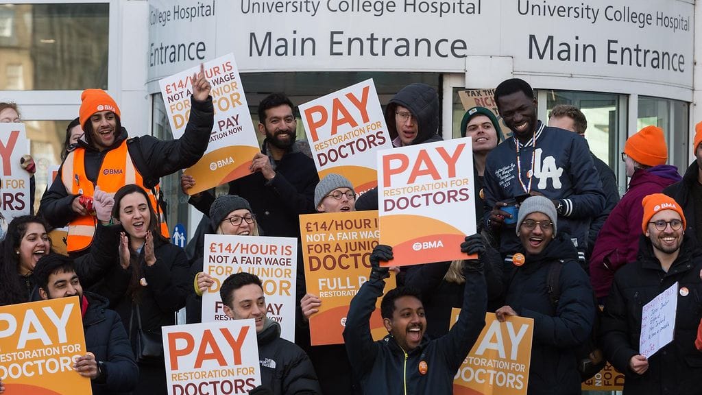 Lääkärilakon pelätään ajavan Britannian julkisen terveydenhuoltojärjestelmän pahoihin vaikeuksiin.