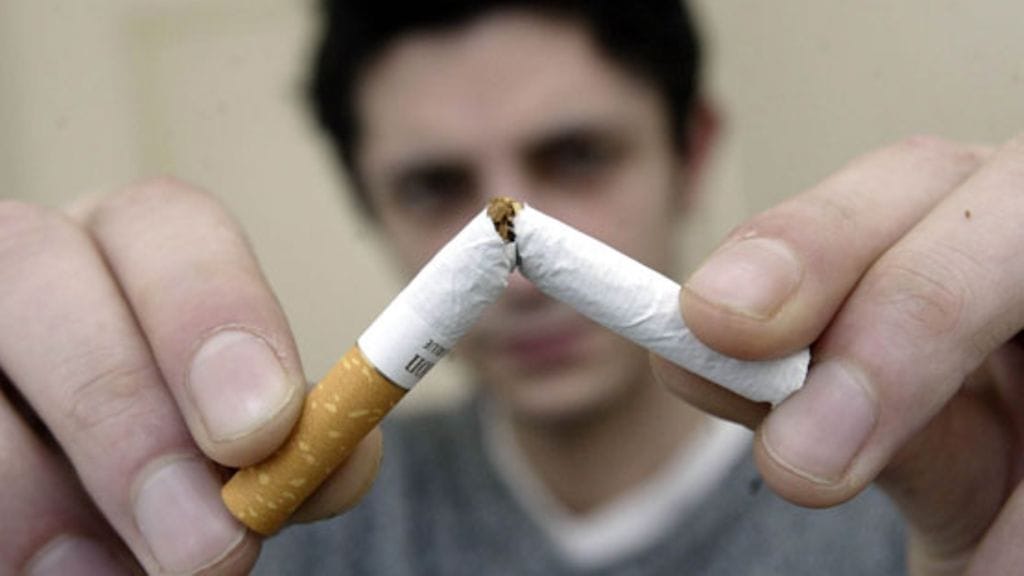 Kun tupakoinnin lopettaa, savukkeita ei voi enää maistaa edes puolikkaan verran. Kuvituskuva.