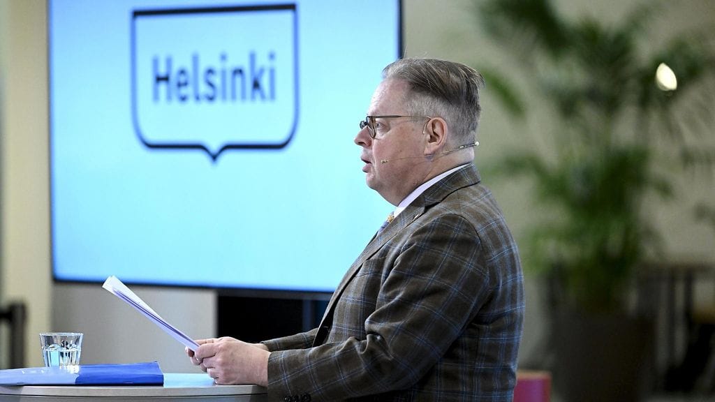 Pormestari Juhana Vartiainen Helsingin kaupungin teettämän palkanmaksujärjestelmän hankintaa ja käyttöönottoa koskevan selvityksen julkistamistilaisuudessa Helsingissä 12. huhtikuuta 2023.