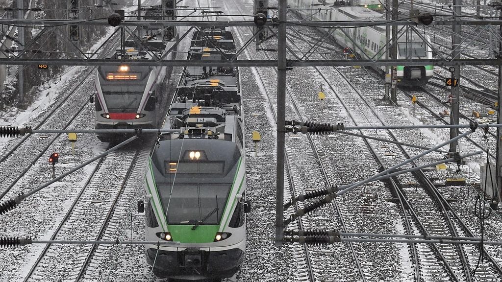 Suomen tärkeimpien raideyhteyksien muuttaminen eurooppalaiselle raideleveydelle ei olisi kannattavaa, vaan kustannukset olisivat hyötyihin nähden huomattavan korkeat, toteaa asiaa selvittänyt liikenne- ja viestintäministeriö. Kuvassa junaliikennettä ratapihalla Helsingissä 2. tammikuuta 2019.
