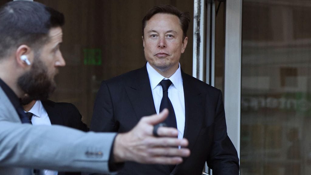 Teslan toimitusjohtaja Elon Musk saapui oikeuteen San Fanciscossa, Kaliforniassa 24. tammikuuta 2023. Teslan osakkeenomistajat haastoivat hänet oikeuteen, koska katsovat Muskin tviittailun vuonna 2018 tehneen osakekurssista epävakaan.