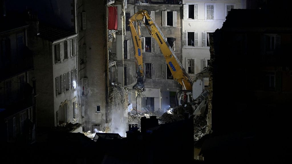 Romahtaneen rakennuksen rauniot Marseillesissa.