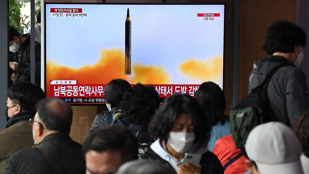 Pohjois-Korean ohjuskoe näkyy televisiossa Etelä-Koreassa 13. huhtikuuta.