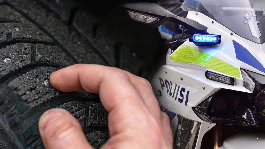 Oulun poliisi on tavannut useita autoilijoita, joilla on vielä nastarenkaat ajoneuvonsa alla. Kuvituskuva.