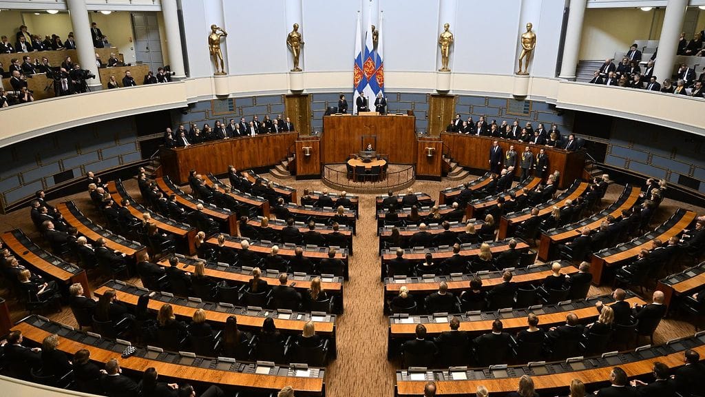 Perussuomalaiset pysyvät puhemiehestä katsottuna eduskunnan suuren salin oikeassa laidassa.