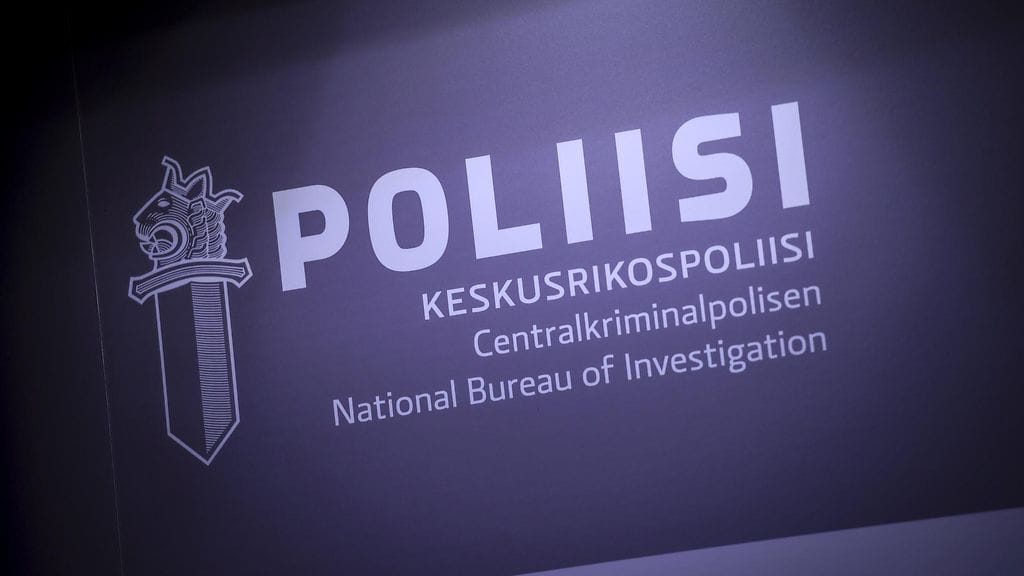 KRP epäilee kolmen siviilihenkilön paljastaneen sosiaalisessa mediassa turvallisuussalaisuuksia.