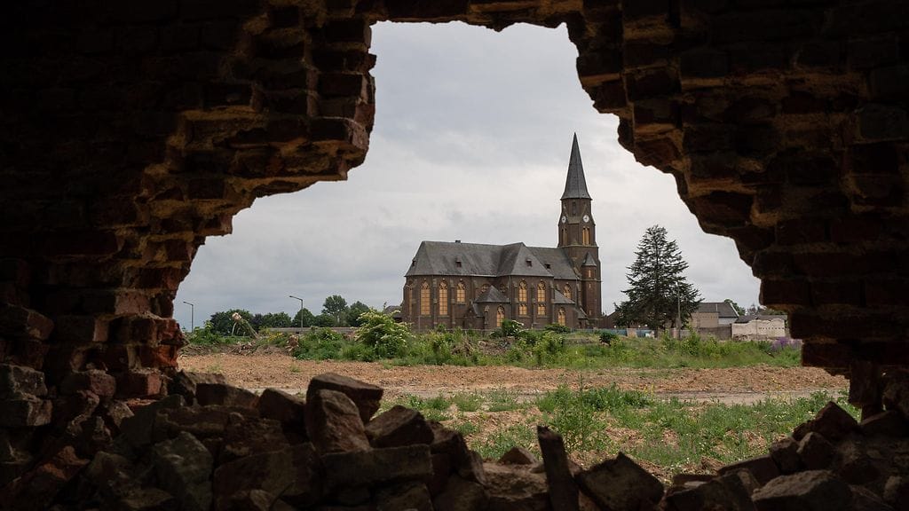 Kerpen-Maheimin kirkko on yksi harvoista kohteista, jotka säästyvät tuholta.