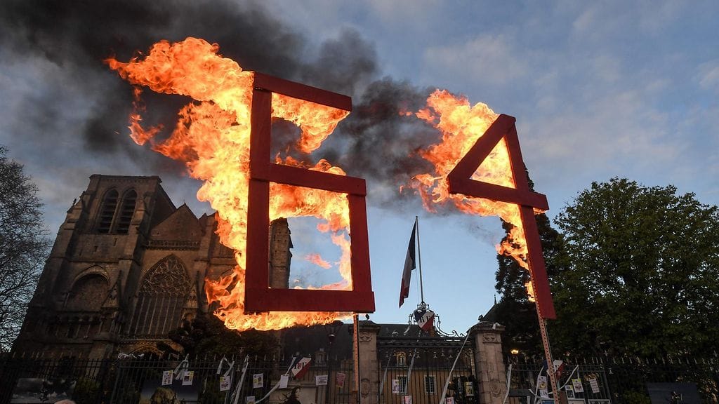 Ranskalaiset ovat vastustaneet uutta eläkeuudistusta. Perjantaina Le Mansin kaupungissa sytytettiin tuleen puiset numerot 64.