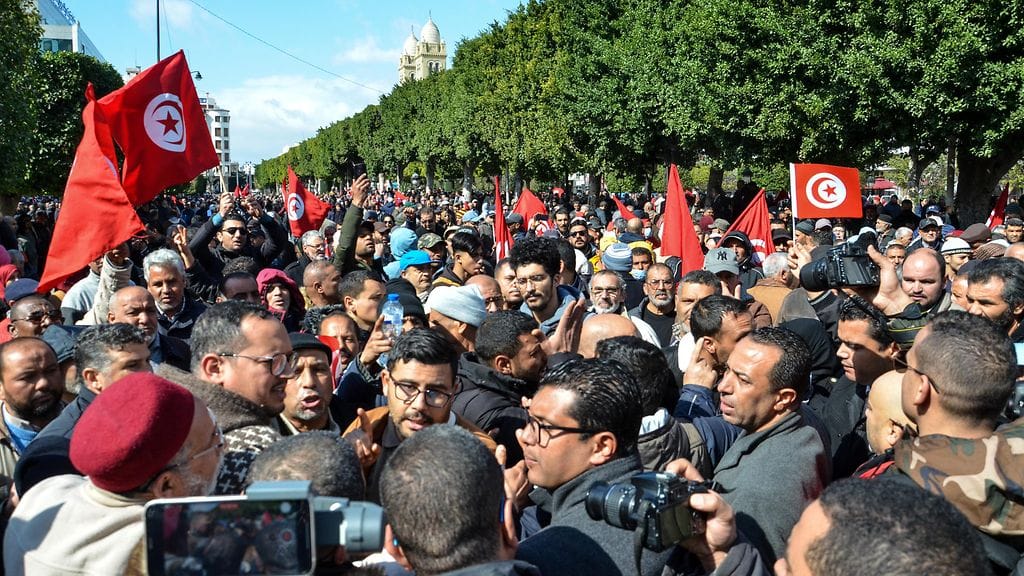 Tunisiassa on käynnissä protestiaalto maan nykyistä hallintoa vastaan. Presidentti Kais Saiedin vastustajia on pidätetty kymmeniä kevään aikana.