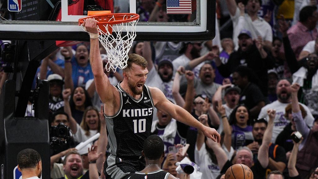 Domantas Sabonis huudatti Sacramenton kotiyleisöä donkillaan.