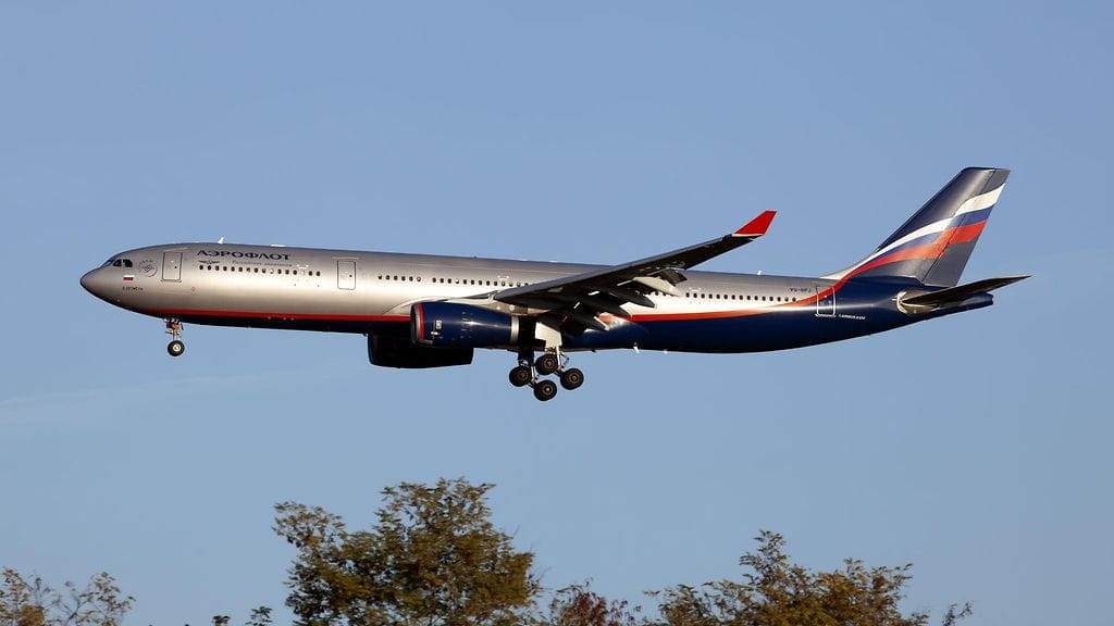 Aeroflotin Airbus 330 laskeutumassa Milanon Malpensan lentoasemalle.