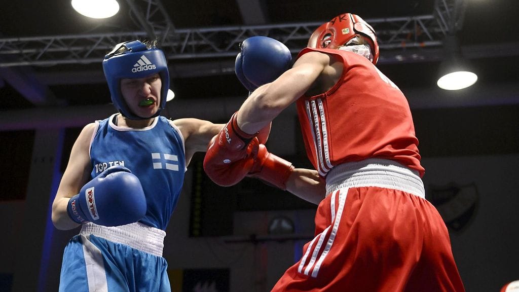 Vilma Viitanen (vas.) päihitti GeeBee-turnauksen loppuottelussa ukrainalaisen Marianna Basanetsin.